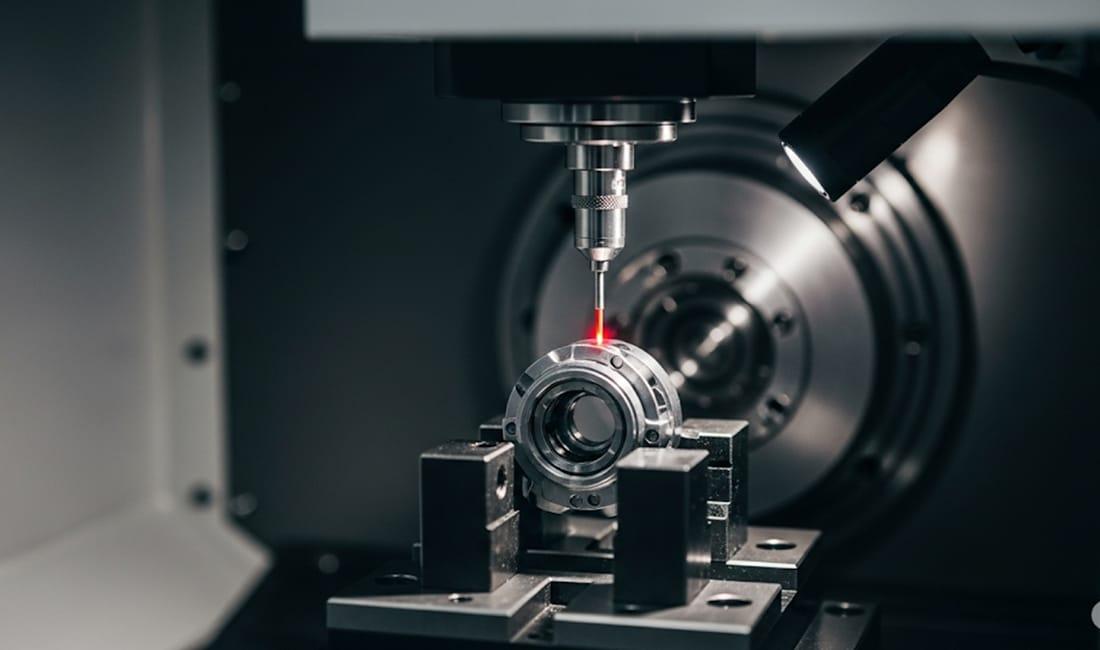 Die Sonde eines 5-Achs-CNC-Werkzeuges richtet einen Mikroaktuator aus