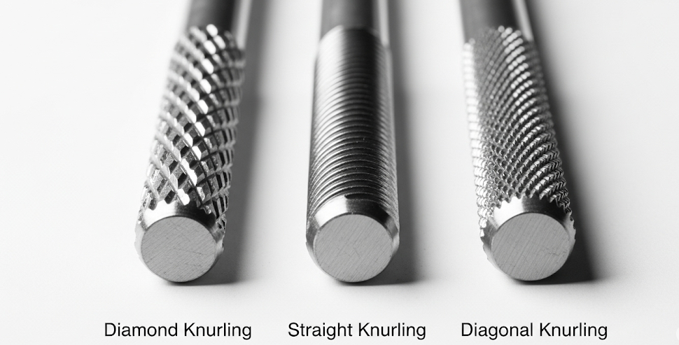 Bu keskin parlak görüntü, yan yana yerleştirilmiş farklı çentikleme desenlerine sahip üç aynı metal pimini gösteriyor e1752817522496